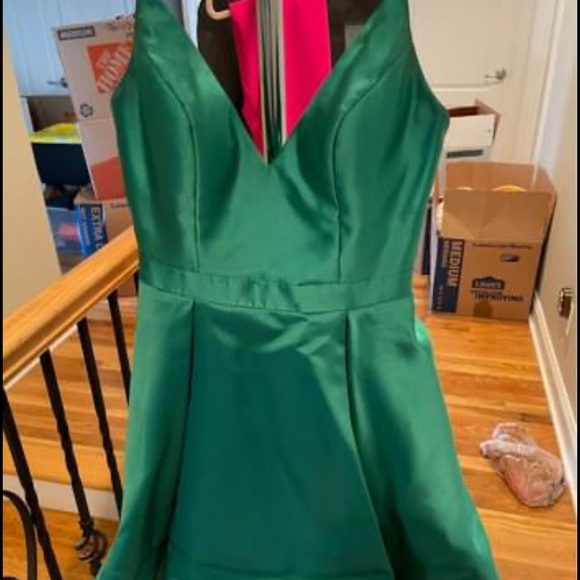 Jovani JVN47315 Size 4 - Picture 2 of 3